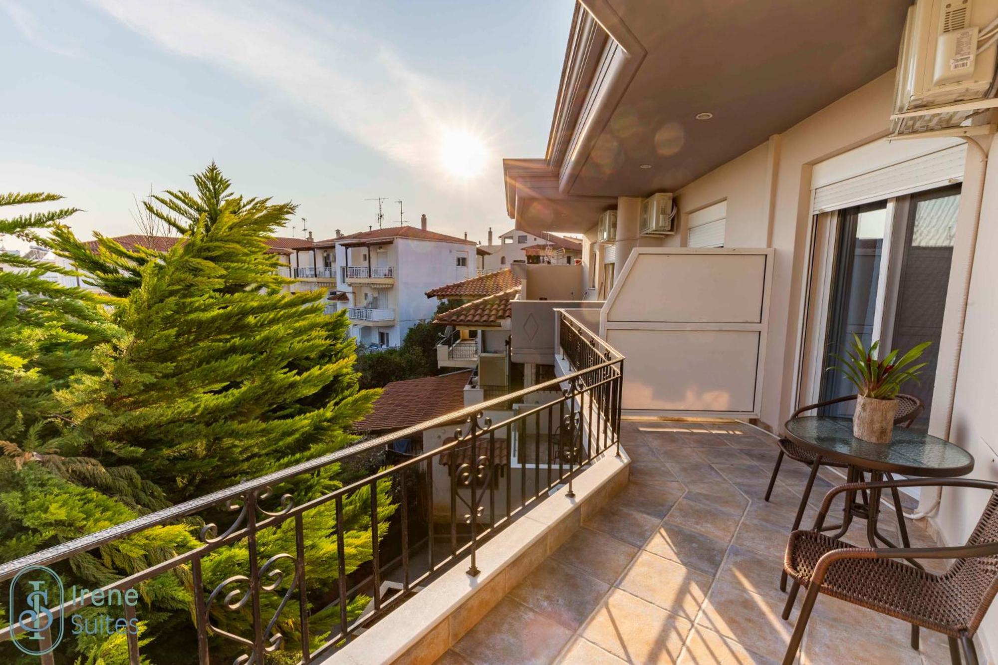 Irene Suites Неа Мудания Екстериор снимка