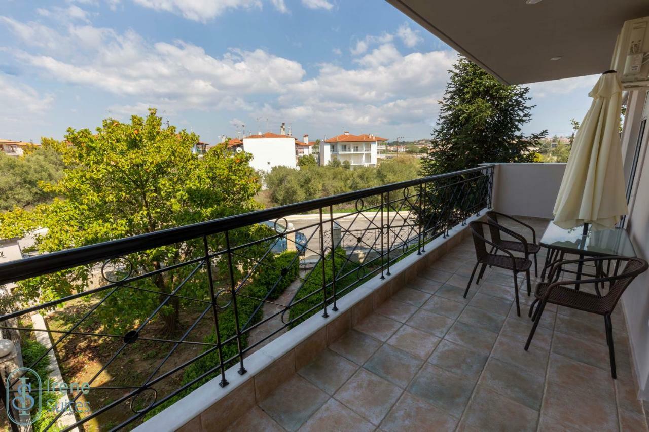 Irene Suites Неа Мудания Екстериор снимка